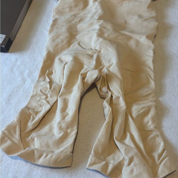 SKIMS Women Medium Seamless High-Waisted Above The Knee Short - Sand Shapeware - Picture 8 of 9